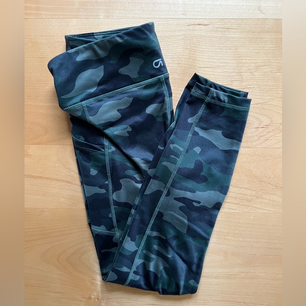 Gap Fit Camo high waisted leggings with pockets